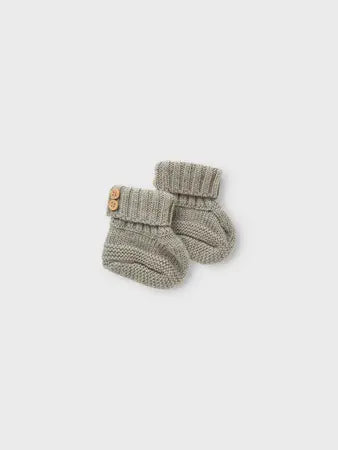 Lil’ Atelier - Babyfutter med Knapper - strik - Dried Sage