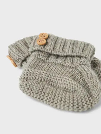 Lil’ Atelier - Babyfutter med Knapper - strik - Dried Sage