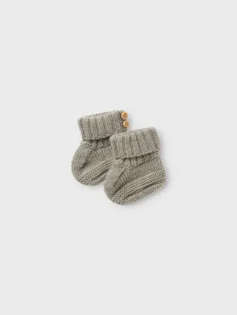 Lil’ Atelier - Babyfutter med Knapper - strik - Dried Sage