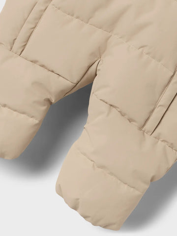 Lil’ Atelier Baby Flyverdragt - Nbflamedow03 Puffer -Unisex foldbare fødder - Oxford Tan